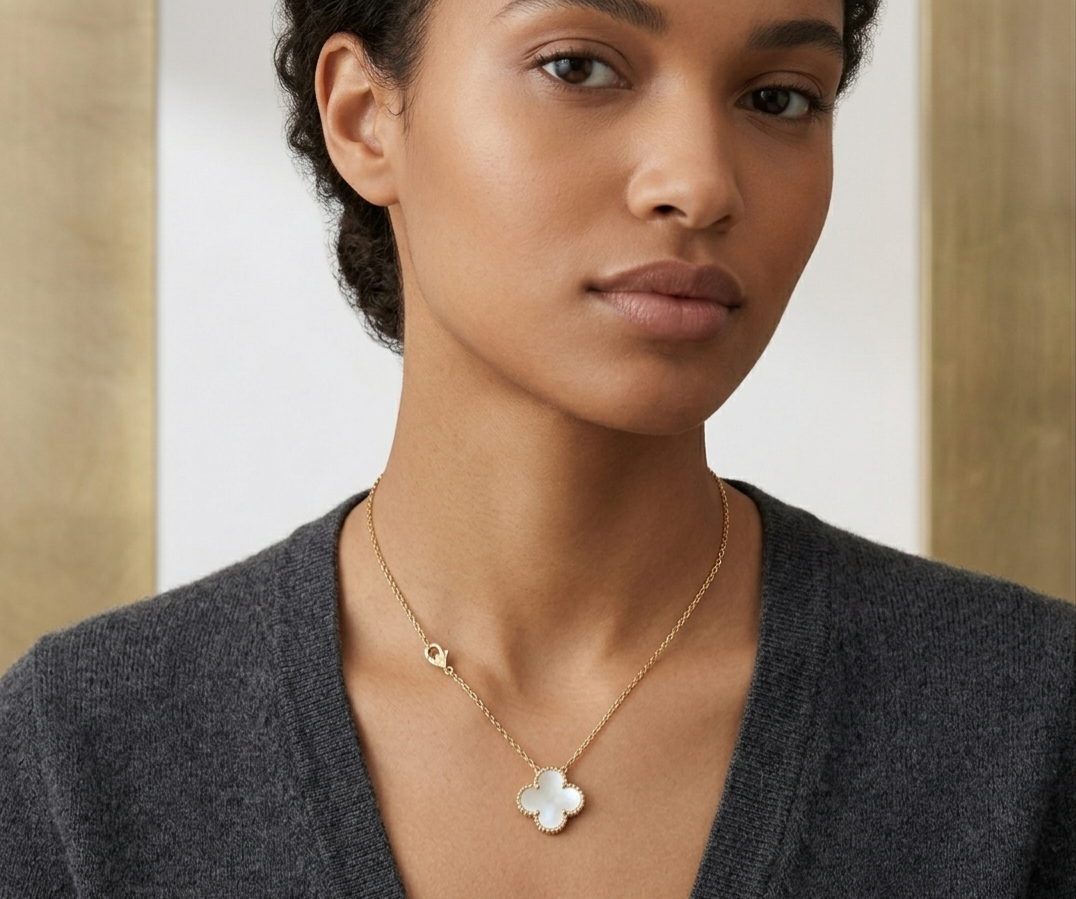 18k White Gold Mother of Pearl Clover Necklace